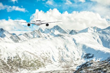 Kar dağ arka plan üzerinde kızartma uçak