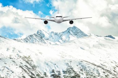 Kar dağ arka plan üzerinde kızartma uçak