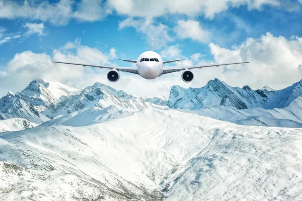 Flugzeug Braten Über Dem Schnee Berg Hintergrund — Stockfoto