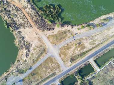 Kavşak havadan görünümü üst yolu ve bisiklet yolu