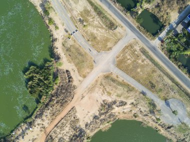 Kavşak havadan görünümü üst yolu ve bisiklet yolu