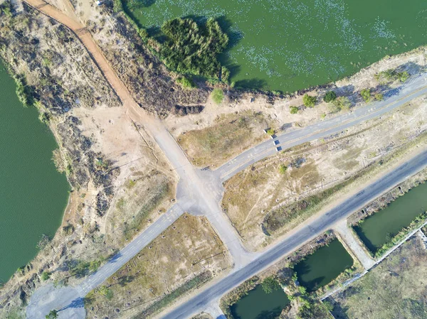 Kavşak havadan görünümü üst yolu ve bisiklet yolu