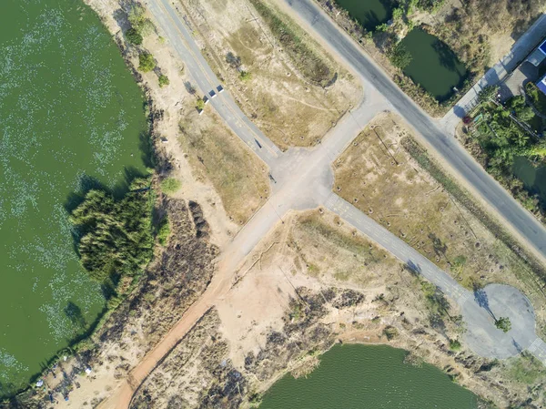 Kavşak havadan görünümü üst yolu ve bisiklet yolu