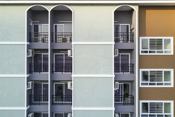 公寓建筑窗口模式 — 图库照片