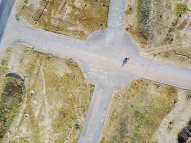 Kavşak havadan görünümü üst yolu ve bisiklet yolu
