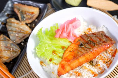 Pirinç ve sebzeli ızgara somon bifteği. 