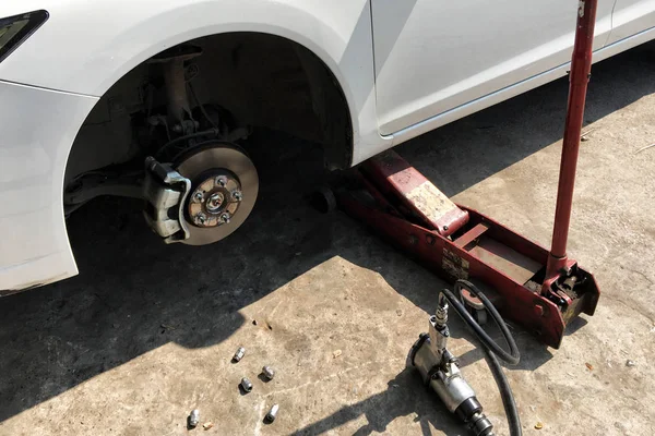 El jack ile değişen otomobil lastiği