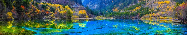 Kristal berraklığında su Jiuzhaigou doğa (Jiuzhai Vadisi Milli Parkı), Çin sonbahar ormanda arasında beş çiçek Gölü (necklac göl) görünümünü Panorama.