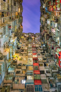 Eski toplum gece görüntülemek Quarry Bay, Hong Kong, renkli apartman