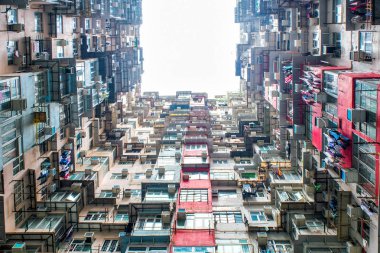 Eski toplum gece görüntülemek Quarry Bay, Hong Kong, renkli apartman