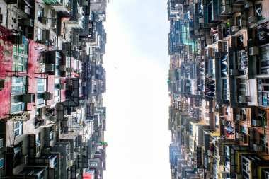 Eski toplum gece görüntülemek Quarry Bay, Hong Kong, renkli apartman