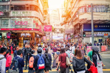 Hong Kong - 13 Mart 2017: insanlar arasında Road, Causeway Bay gün ışığı, büyük bir mağaza önünde. Hong Kong 13 Şubat 2017