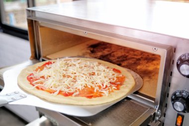 Bir mutfakta pizza hazırlık Şef Close-up