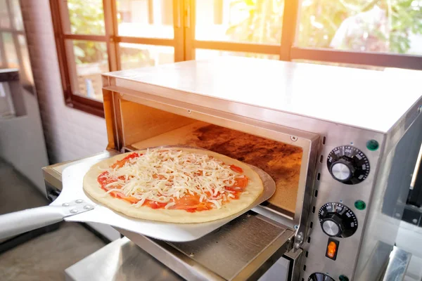 Bir mutfakta pizza hazırlık Şef Close-up