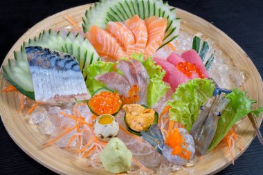 Karışık sashimi - siyah arka plan üzerine Japon gıda tarzı