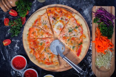 Somon Seafood Pizza malzemeleri siyah bir tablo
