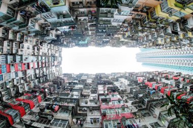 Yik Cheong eski toplum gece görüntülemek Quarry Bay, Hong Kong, renkli apartman