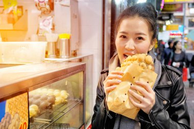 Genç kadın hong kong gözleme sokak yemek yeme