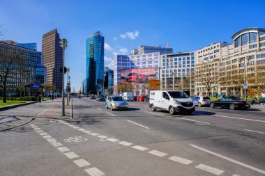 Berlin - Şubat 12, 2017: Potsdamer Platz öğleden sonra. Bu önemli bir kamu kare ve birçok modern binalar ve bir metro istasyonu ev sahipliği yapıyor.