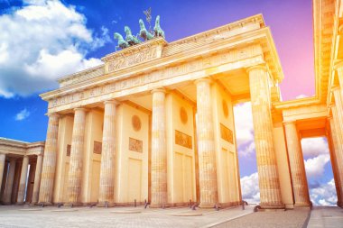 Brandenburger geçidi güneş ışığı altında ünlü dönüm noktası Berlin, Almanya