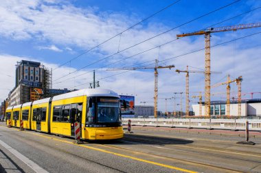 Berlin, 26 Mart: Berlin Warschauer Strasse İstasyonu inşaat alanında, Warschauer Strasse S-Bahn ve U-Bahn istasyonu üzerinde 26 Mart 2017 Berlin duvarının bulunan Berlin kanalıdır.