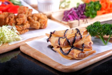 Fried Çince Geleneksel gıda arka plan üzerinde Çin böreği