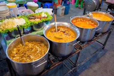 (Kanom jeen) Tayland sokak gıda sebze ile Erişte ve Balık ve Tavuk köri