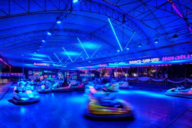 Khonkaen Tayland - 27 Ocak 2017: Çarpışan arabalar üzerinde 27 Ocak 2017 Khonkaen, Tayland Mai Festivali'nde insanlarla