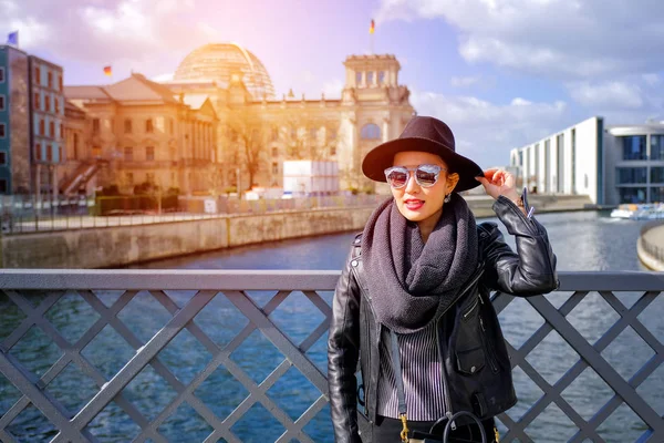 Portret Van Vrouw Berlijn Rijksdag Gebouw Achtergrond — Stockfoto
