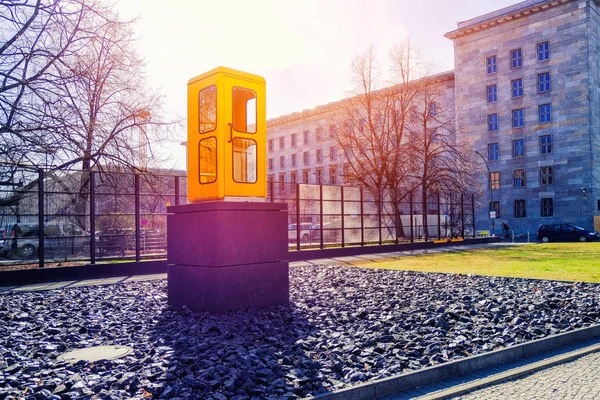 Gelbe Telefonzelle Berlin Deutschland — Stockfoto