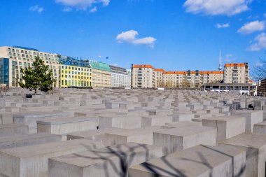 Berlin, Almanya - 26 Şubat 2017: Görünüm Yahudi Holocaust Memorial Müzesi ışığında, 26 Mart 2017, Berlin, Almanya