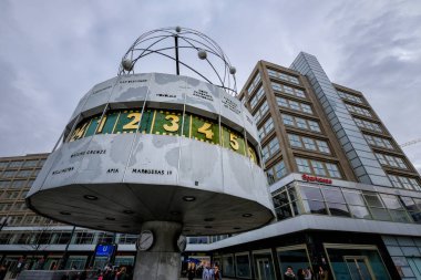Berlin, Almanya - 24 Mart 2017: Ünlü Dünya saati bulunan ve Berlin siluetinin içinde 24 Mart 2017, Alexanderplatz, Berlin, Almanya