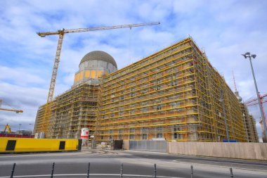 Berlin'de bir sarı inşaat sitesinde Vinçler.