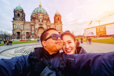 Genç çift turist selfie Berlin Katedrali (Berliner Dom) yaz, Berlin, Almanya zamanında güzel alacakaranlık Spree Nehri ile ünlü Museumsinsel (Müze Adası), yakın cep telefonuyla