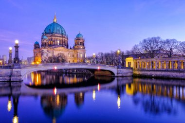 Berlin Katedrali (Berliner Dom) yaz, Berlin, Almanya zamanında güzel alacakaranlık Spree Nehri ile ünlü Museumsinsel (Müze Adası)