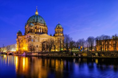Berlin Katedrali (Berliner Dom) yaz, Berlin, Almanya zamanında güzel alacakaranlık Spree Nehri ile ünlü Museumsinsel (Müze Adası)