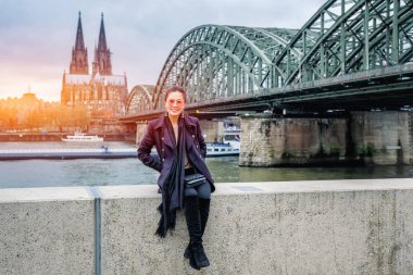 Nehrin güzel Köln Katedrali Almanca ile yanında oturan Yound güzel kadın