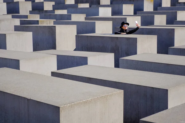 Berlin Tyskland Mars 2017 Vacker Kvinna Turist Selfie Holocaust Memorial — Stockfoto