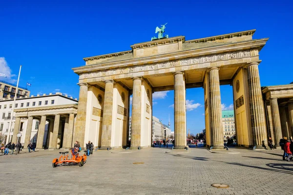 Berlin Tyskland Mars 2017 Folk Beundrar Brandenburger Tor Brandenburger Tor — Stockfoto