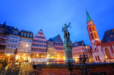 Alacakaranlık saat görünümü eski kasaba meydanında romerberg Justitia heykel Frankfurt Almanya ile in