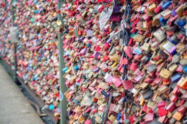 Köln, Almanya - 26 Mart: Ana turistik merkezlere renkli aşk asma kilitler Hohenzollern köprü üzerinden üzerinde 26 Mart 2017 yılında Cologne.Germany biri
