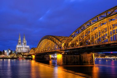 Köln Katedrali ve Hohenzollern köprü Twilight Saat, Almanya