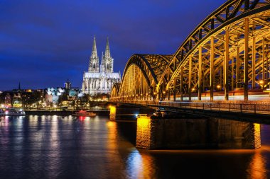 Köln Katedrali ve Hohenzollern köprü Twilight Saat, Almanya