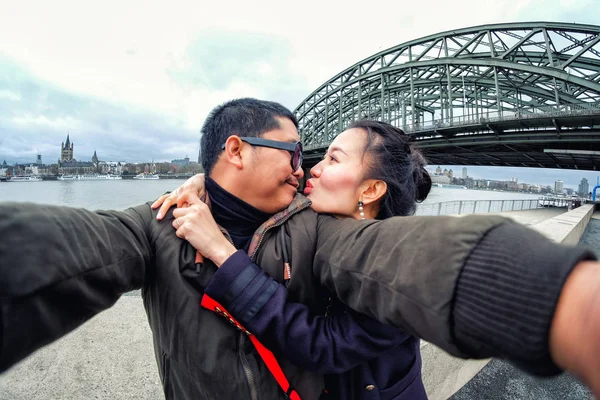 Junges Paar Touristen Selfie Mit Handy Der Nähe Des Flusses — Stockfoto
