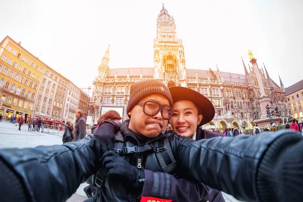 Unga Par Turister Selfie Med Mobiltelefon Nära Marienplatz Rådhuset Och — Stockfoto