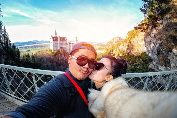 Selfie Giovani Coppie Turistiche Con Cellulare Vicino Castello Neuschwanstein Alla — Foto Stock