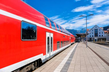 Kırmızı tren istasyonunda Fussen Almanya'da (Bavyera)