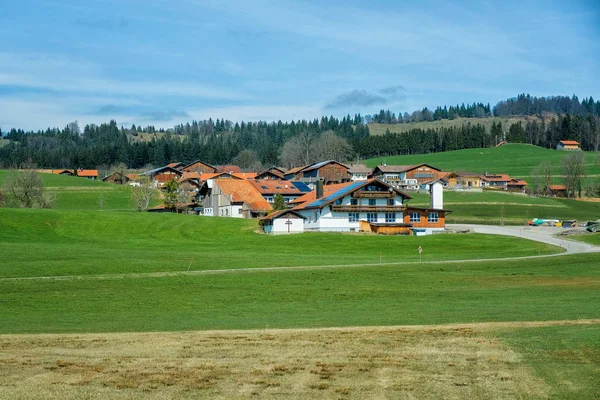 Campo Montañas Campo Hierba Verde Casa Suiza — Foto de Stock