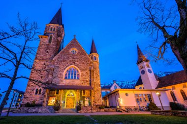 Bir tatil kasabası göl Thun ve Brienz Merkezi İsviçre arasında Aare nehri üzerinde iki kilise Interlaken alacakaranlıkta zaman.