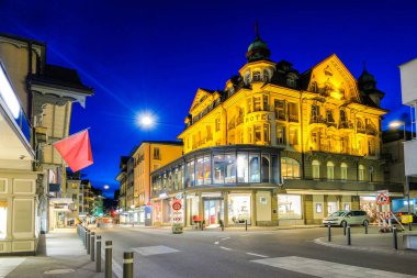 Interlaken eski şehir şehir ve twilight saat sokakta gece görünümü